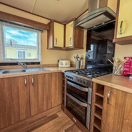 Gorgeous 6 Berth Caravan With Decking And Wi-Fi At Broadland Sands Ref 20377Bs Hopton on Sea Εξωτερικό φωτογραφία