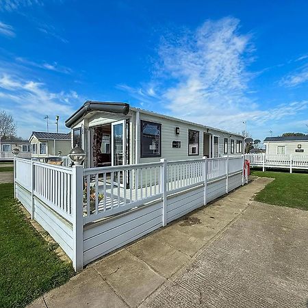 Gorgeous 6 Berth Caravan With Decking And Wi-Fi At Broadland Sands Ref 20377Bs Hopton on Sea Εξωτερικό φωτογραφία
