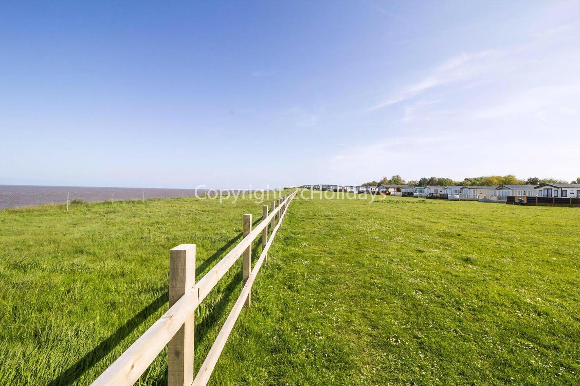 Gorgeous 6 Berth Caravan With Decking And Wi-Fi At Broadland Sands Ref 20377Bs Hopton on Sea Εξωτερικό φωτογραφία