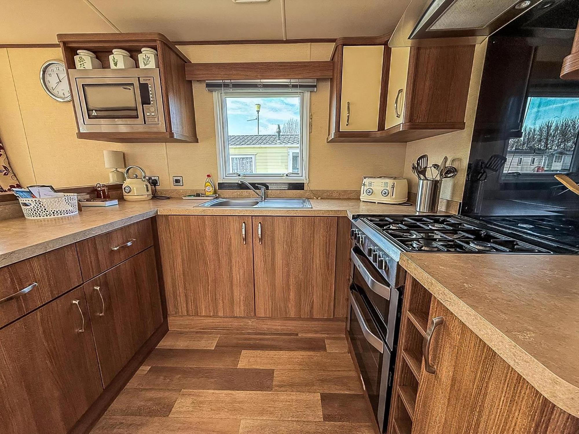Gorgeous 6 Berth Caravan With Decking And Wi-Fi At Broadland Sands Ref 20377Bs Hopton on Sea Εξωτερικό φωτογραφία