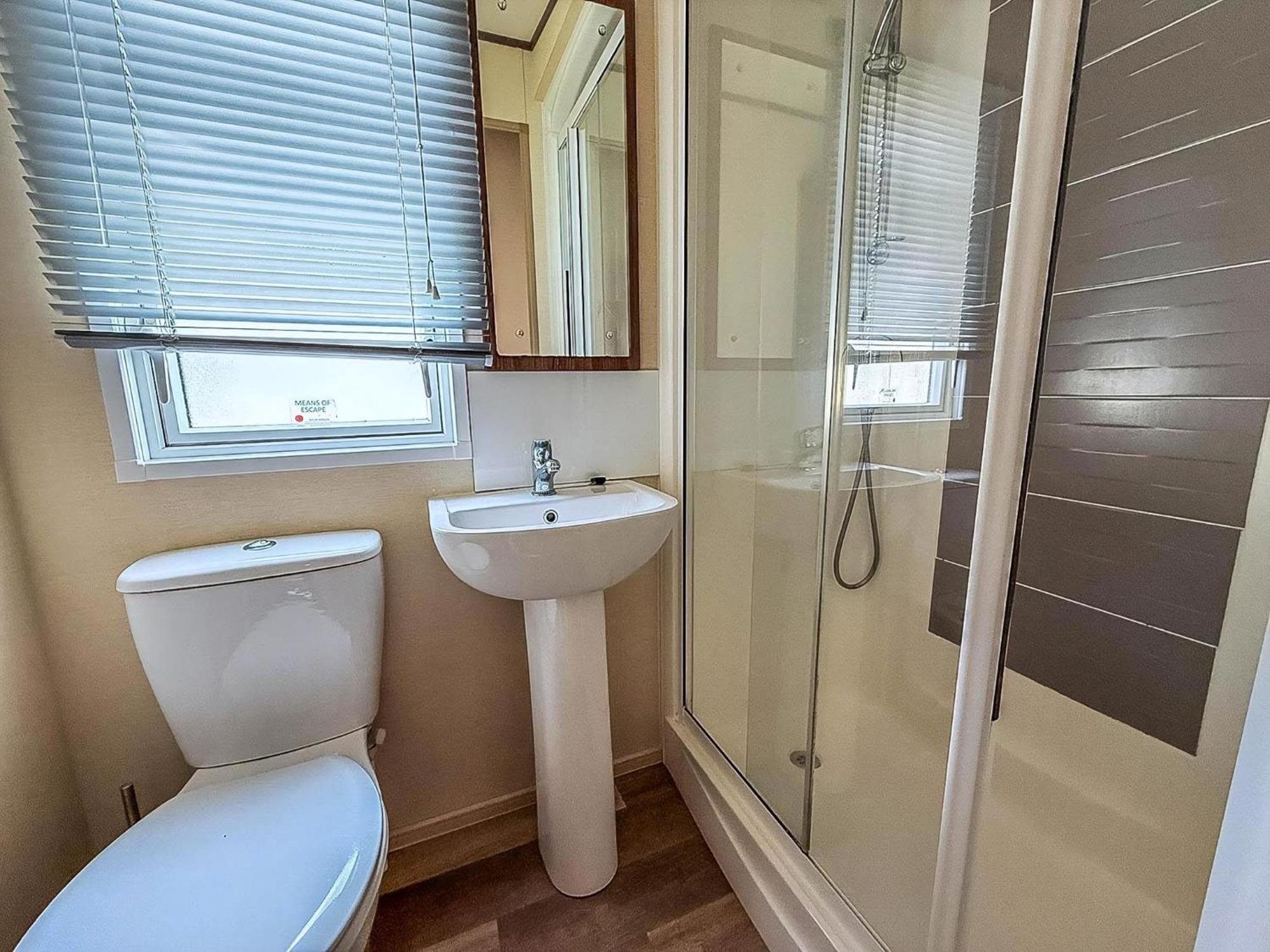 Gorgeous 6 Berth Caravan With Decking And Wi-Fi At Broadland Sands Ref 20377Bs Hopton on Sea Εξωτερικό φωτογραφία