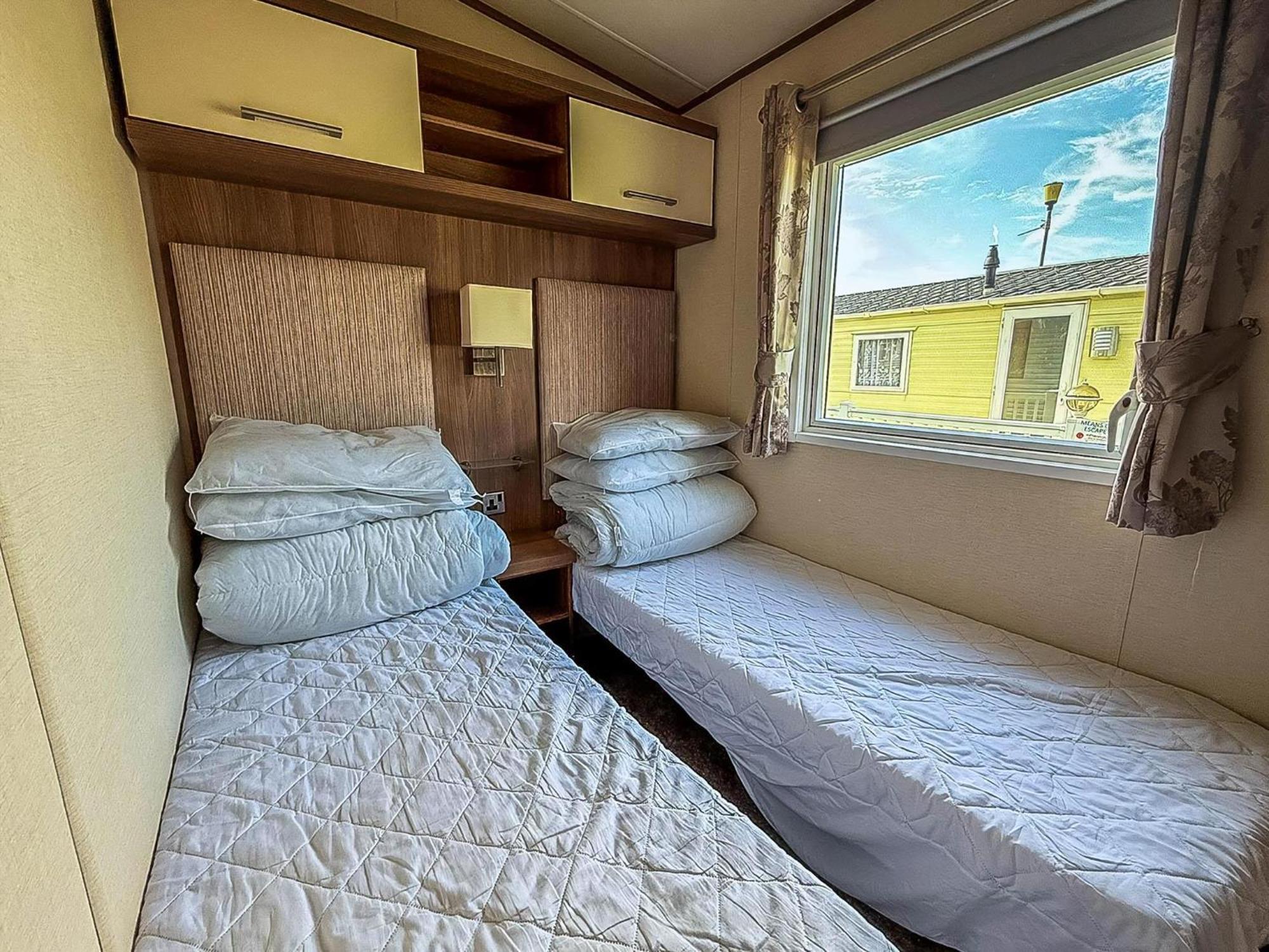 Gorgeous 6 Berth Caravan With Decking And Wi-Fi At Broadland Sands Ref 20377Bs Hopton on Sea Εξωτερικό φωτογραφία