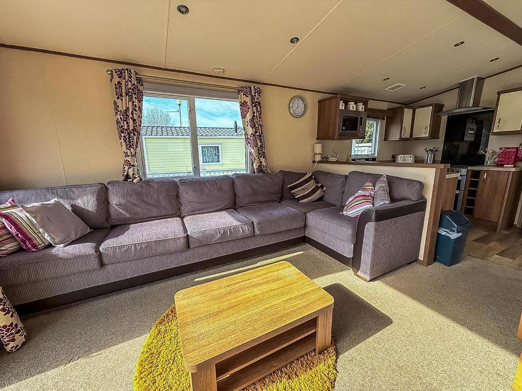 Gorgeous 6 Berth Caravan With Decking And Wi-Fi At Broadland Sands Ref 20377Bs Hopton on Sea Εξωτερικό φωτογραφία