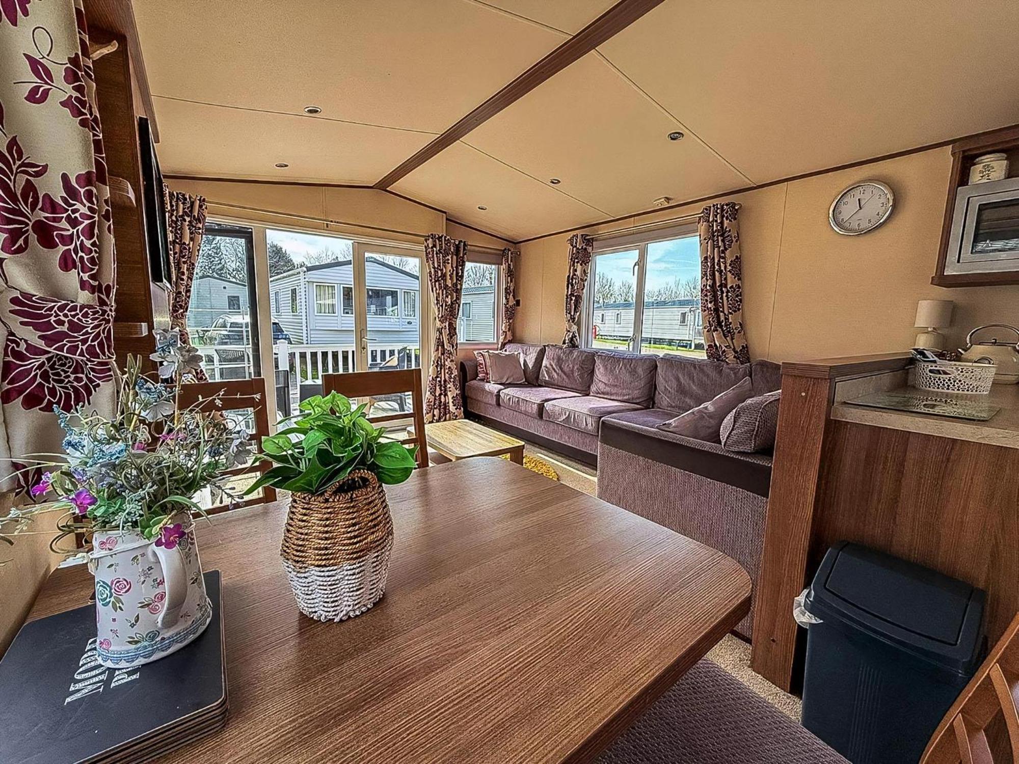 Gorgeous 6 Berth Caravan With Decking And Wi-Fi At Broadland Sands Ref 20377Bs Hopton on Sea Εξωτερικό φωτογραφία