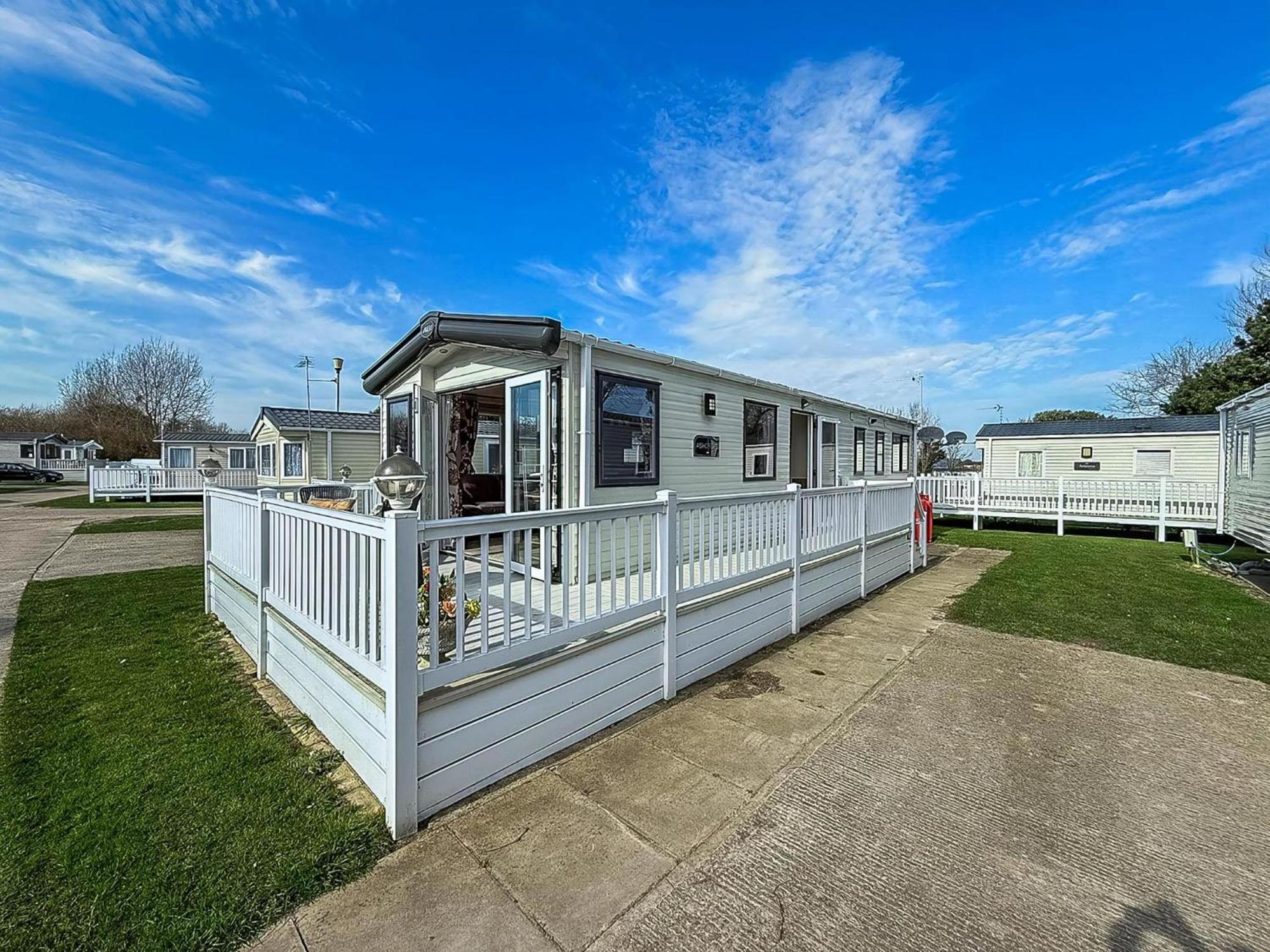 Gorgeous 6 Berth Caravan With Decking And Wi-Fi At Broadland Sands Ref 20377Bs Hopton on Sea Εξωτερικό φωτογραφία