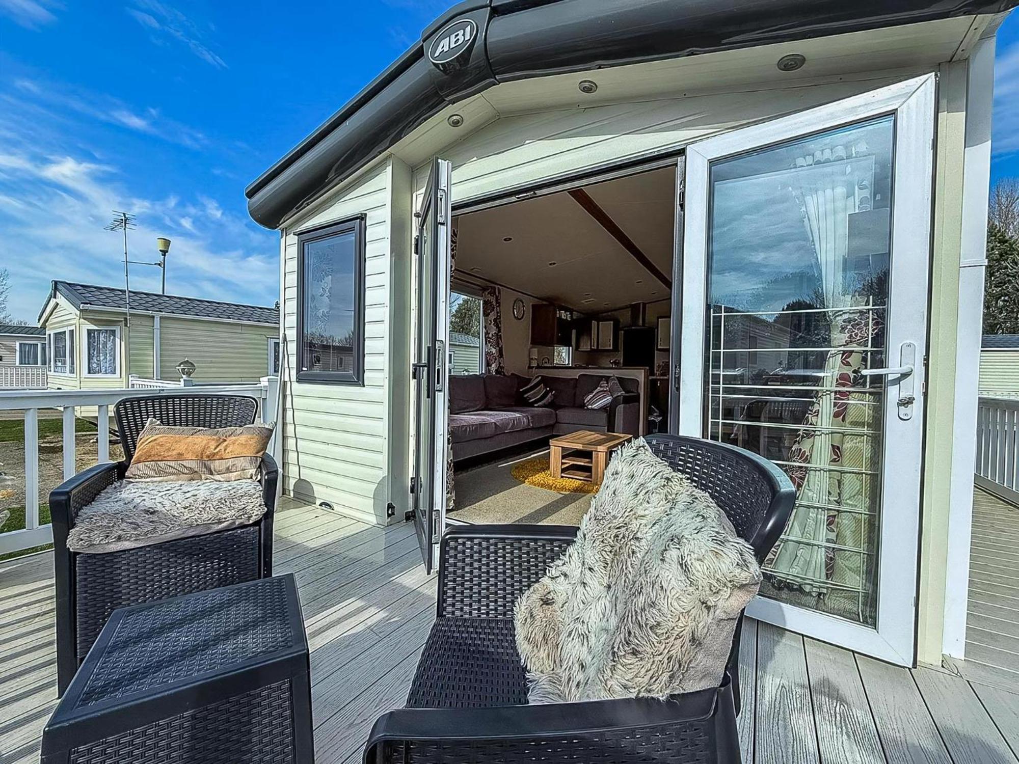 Gorgeous 6 Berth Caravan With Decking And Wi-Fi At Broadland Sands Ref 20377Bs Hopton on Sea Εξωτερικό φωτογραφία